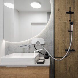 Фото Водонагреватель проточный Royal Thermo SmartFix TS (5,5 kW) с душевой лейкой и краном, настенный, белый